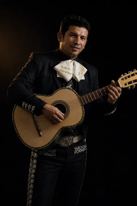Músico de Mariachi Castillo con traje charro de gala y guitarrón en Bogotá