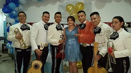 Mariachis animando una celebración familiar en Bogotá