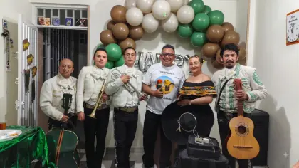Mariachis animando un cumpleaños sorpresa en Bogotá