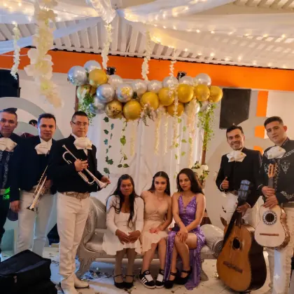 Mariachis en una celebración de quince años en Bogotá
