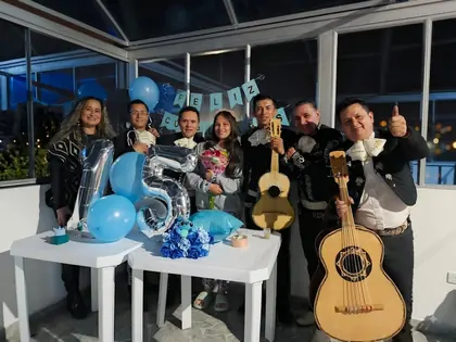 Mariachis en la fiesta de quinceañera de una joven en Bogotá