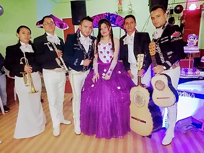 Mariachis acompañando a una quinceañera en su fiesta en Bogotá