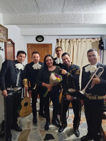 Serenata de mariachis a domicilio en Bogotá con ramo de flores